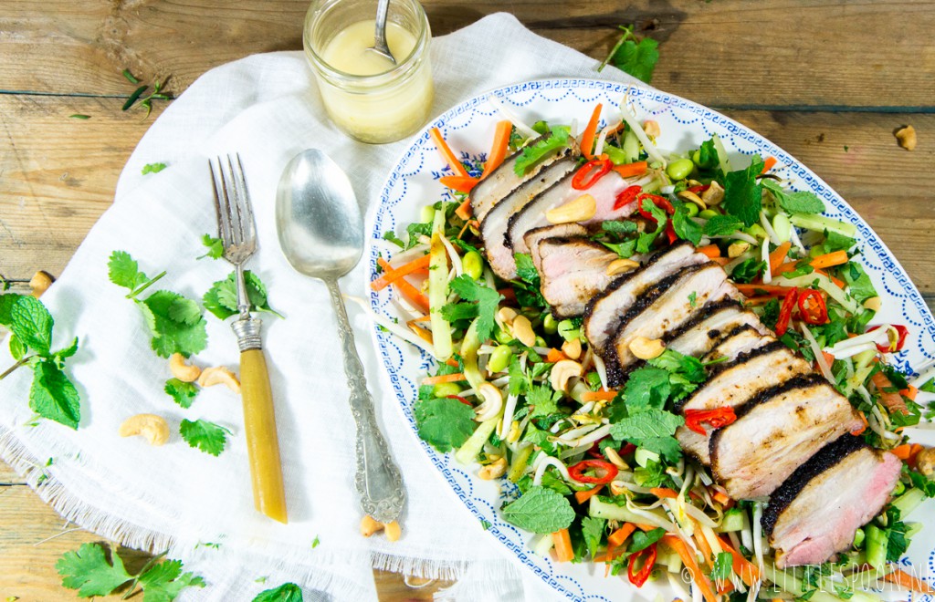 Gelakt buikspek met Aziatische salade