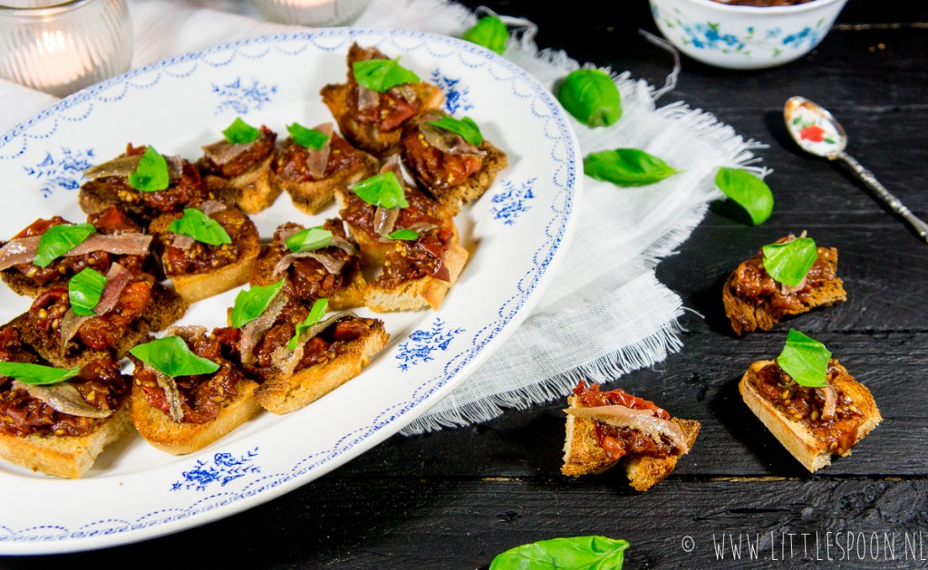 Bruschetta met tomaatjes in balsamico en ansjovis