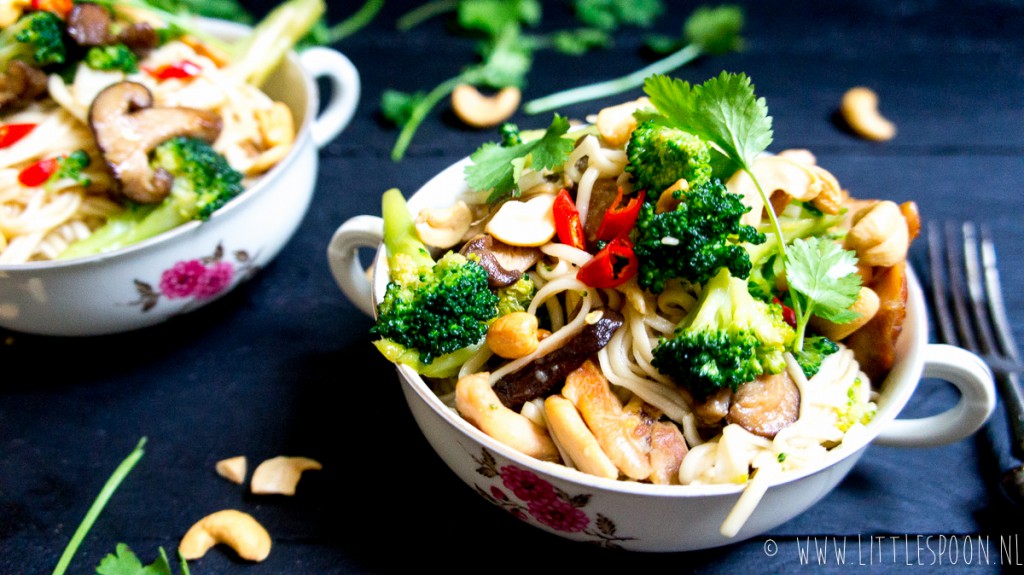Udon noodles met kip, broccoli en shii-take + Asian Food Lovers