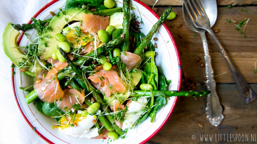 Powersalade met gerookte zalm en gekookte eitjes