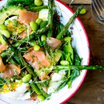 Powersalade met gerookte zalm en gekookte eitjes