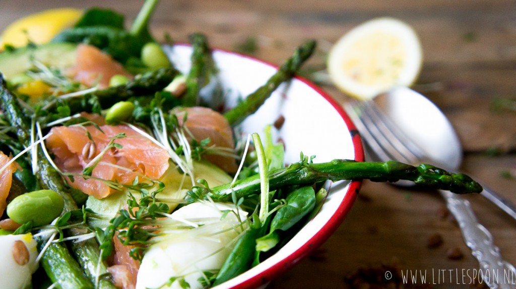 Powersalade met gerookte zalm en gekookte eitjes