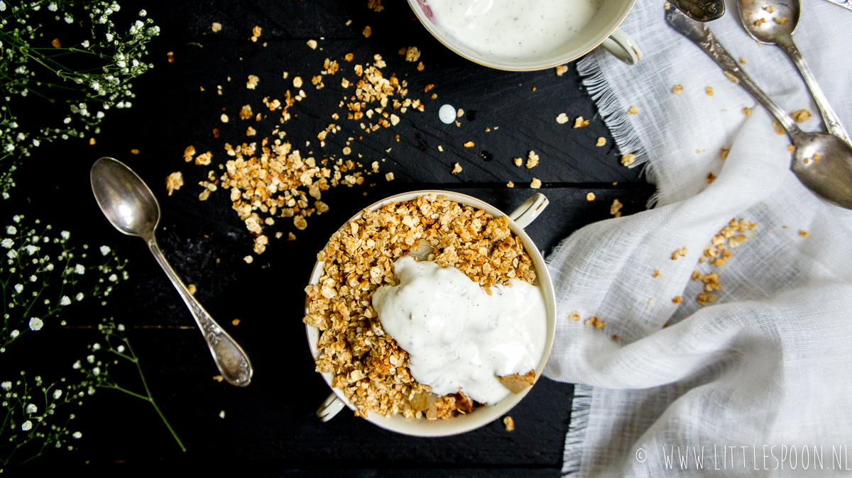 Havermoutontbijtje met warme peer en yoghurt