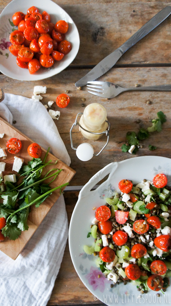 Linzensalade met feta en slome tomaten