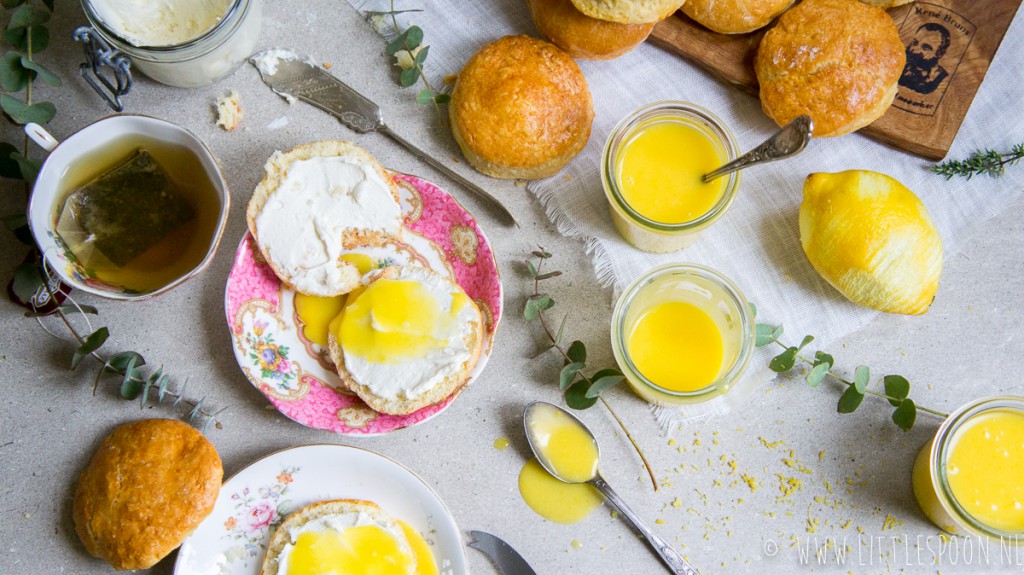 Vers gebakken scones met clotted cream