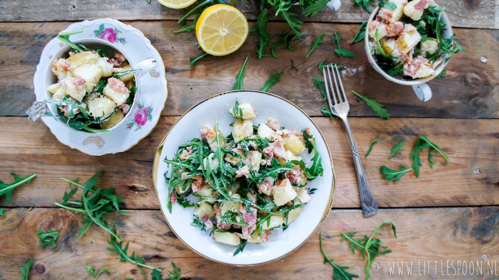 Aardappelsalade met spekjes en rucola