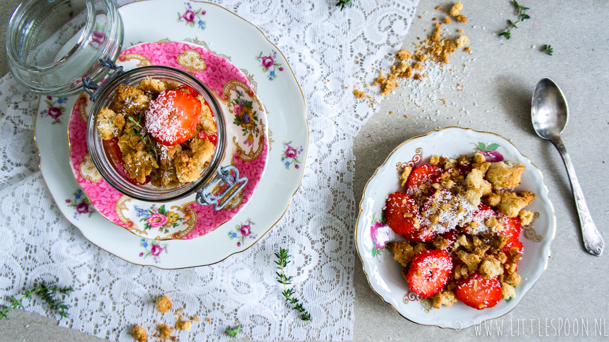 Aardbeien met een crumble van kokos en havermout