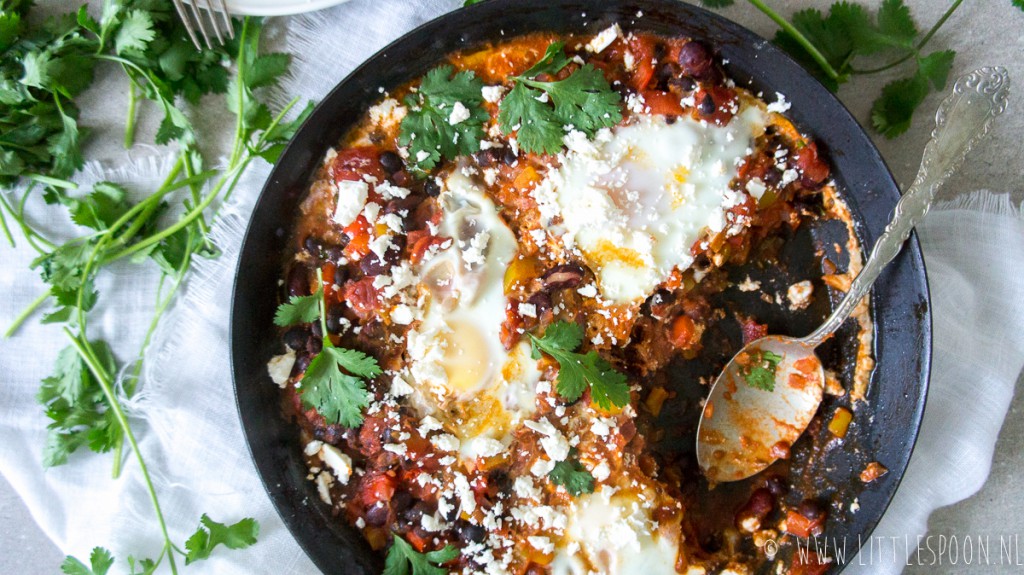 Mexicaanse shakshuka met feta en jalepeño