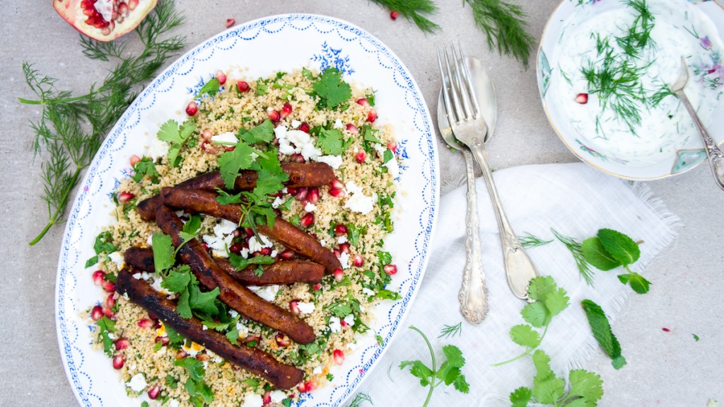 Couscoussalade met granaatappelpitjes en merguez worstjes