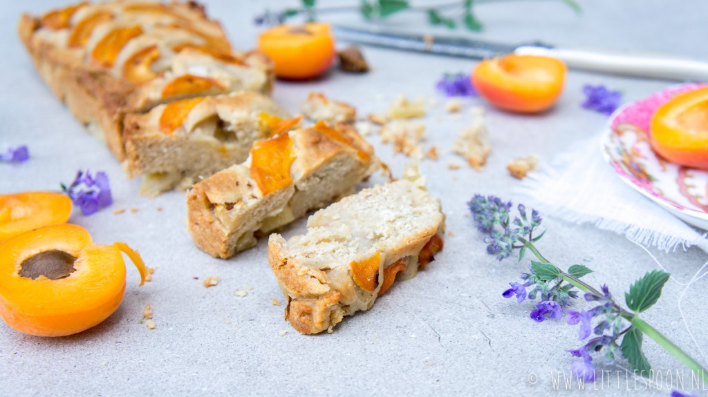 Ontbijtcake met abrikoos en perzik