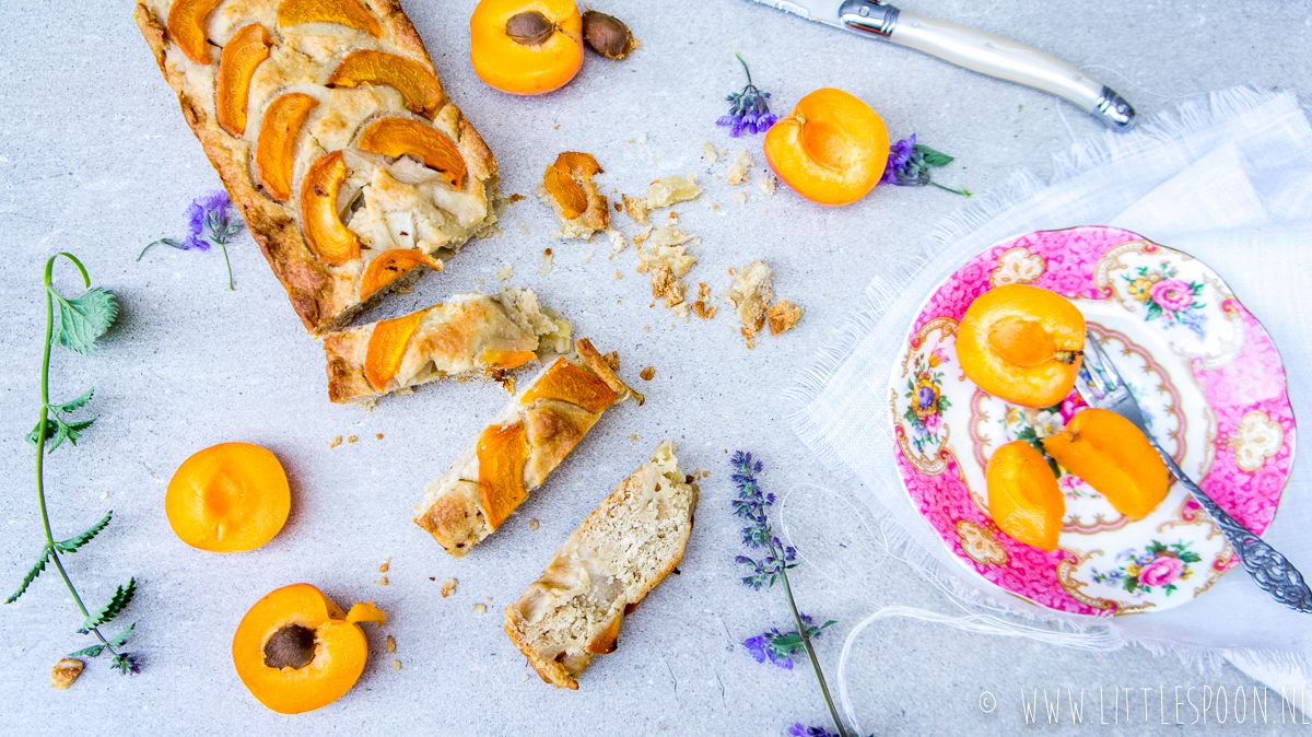 Ontbijtcake met abrikoos en perzik