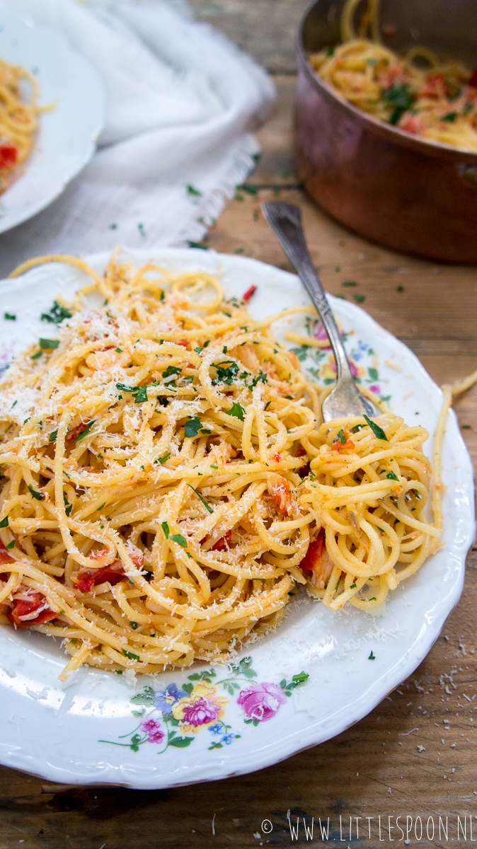 Spaghetti met krab, tomaat en rode peper