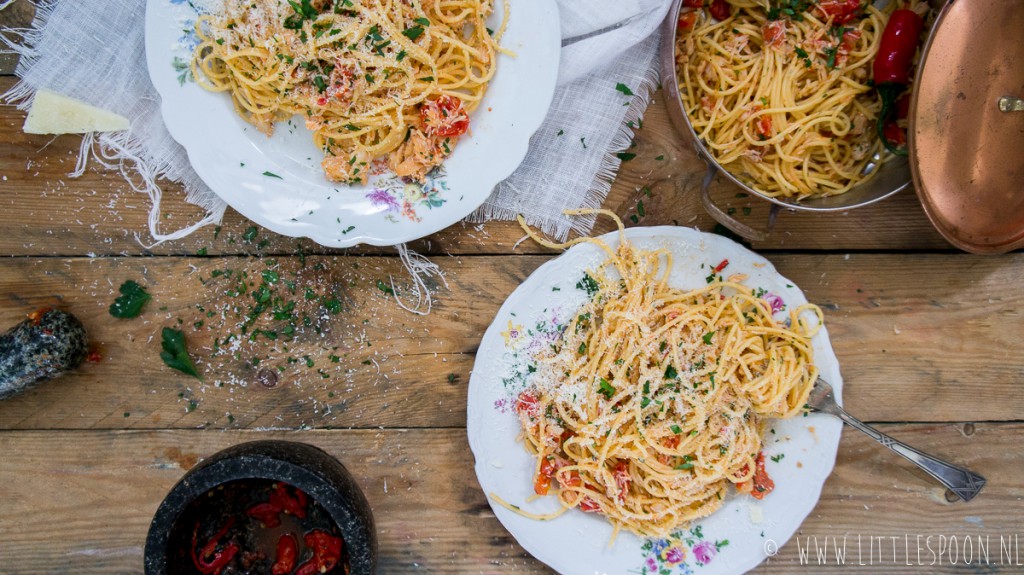 Spaghetti met krab, tomaat en rode peper