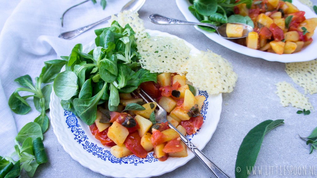 Veldsla met tomaat, aardappeltjes en kaaskoekjes