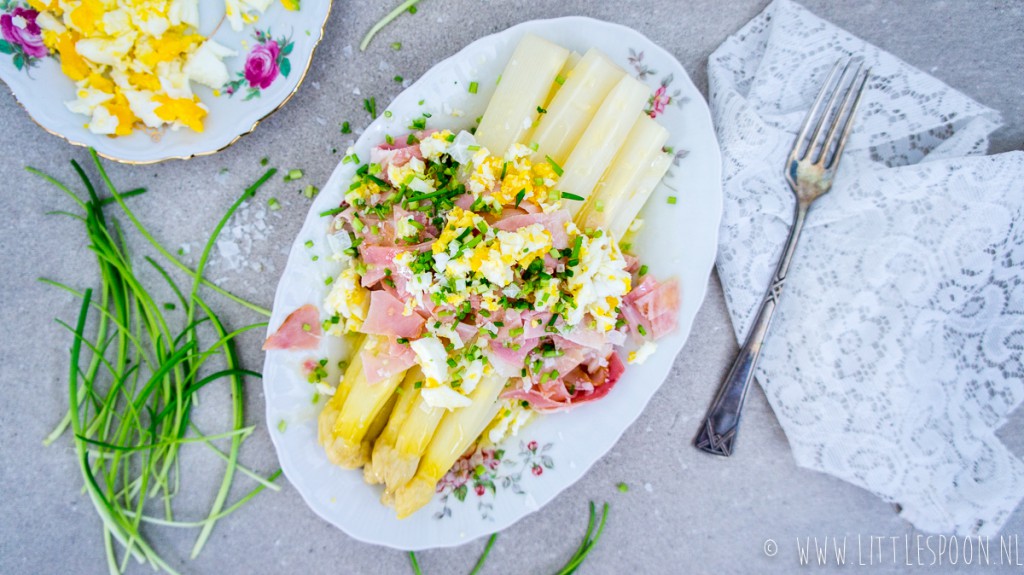 Witte asperges met boterjus, beenham en eitjes