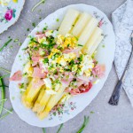 Witte asperges met boterjus, beenham en eitjes