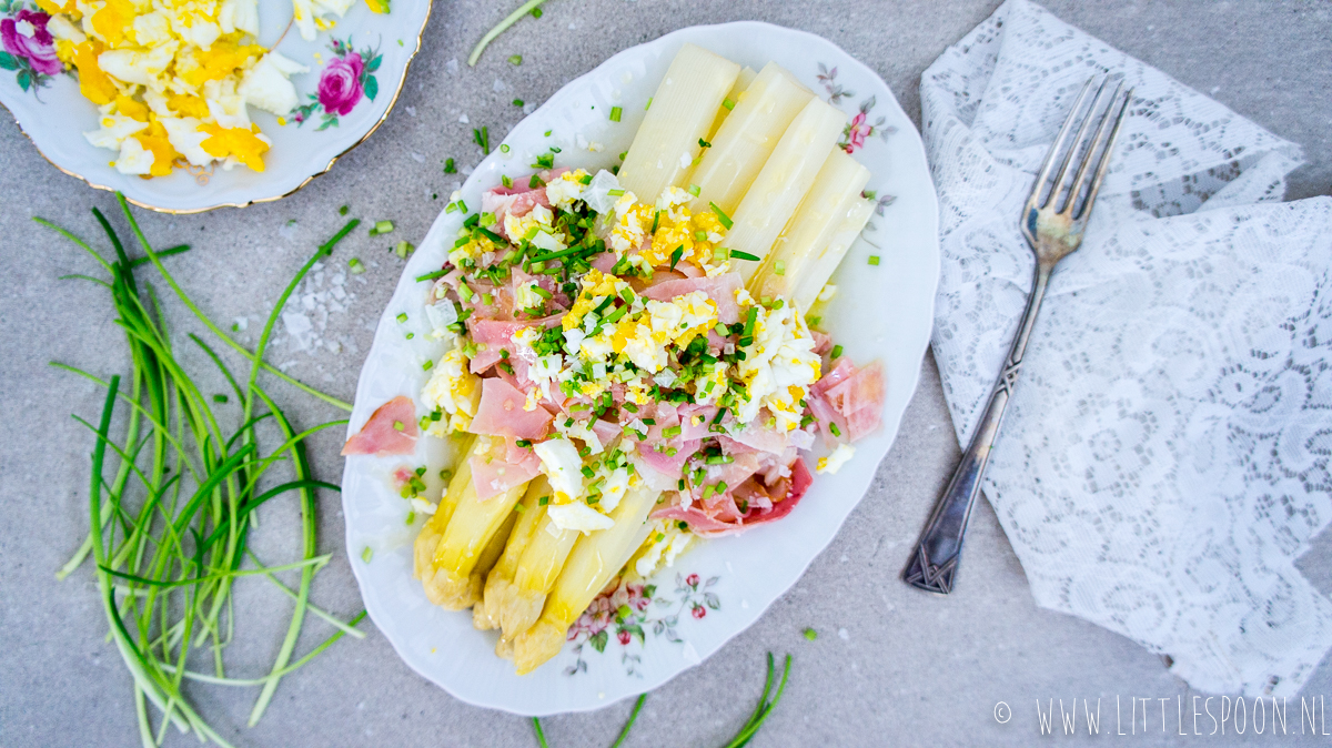 In de naam weer Ventileren Witte asperges met boterjus, beenham en eitjes - Little Spoon