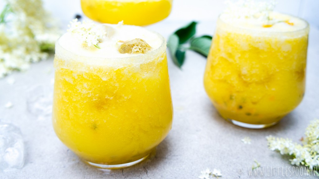 Zomerse kokoscocktail met tropisch fruit