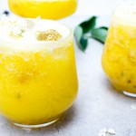 Zomerse kokoscocktail met tropisch fruit