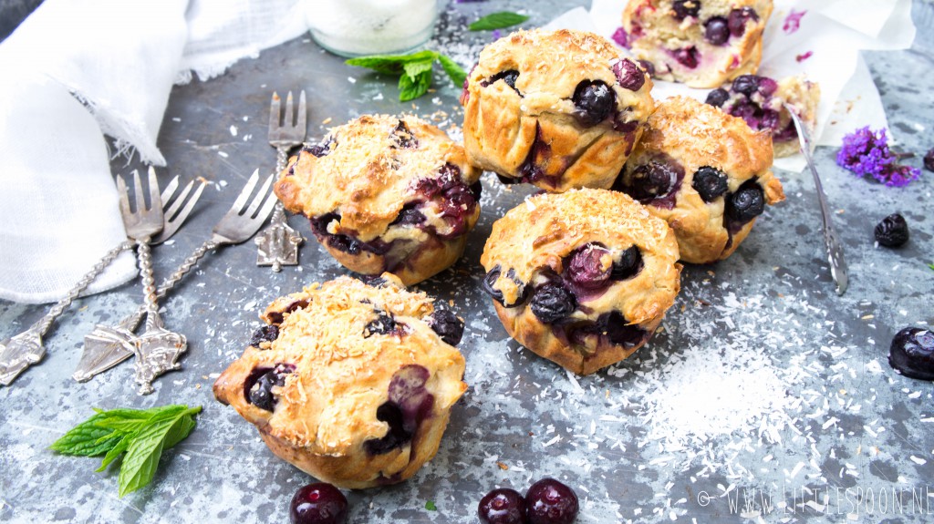 Muffins met blauwe bessen en kokos