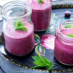 Ontbijtsmoothie met blauwe bessen, rauwe chocolade en honing