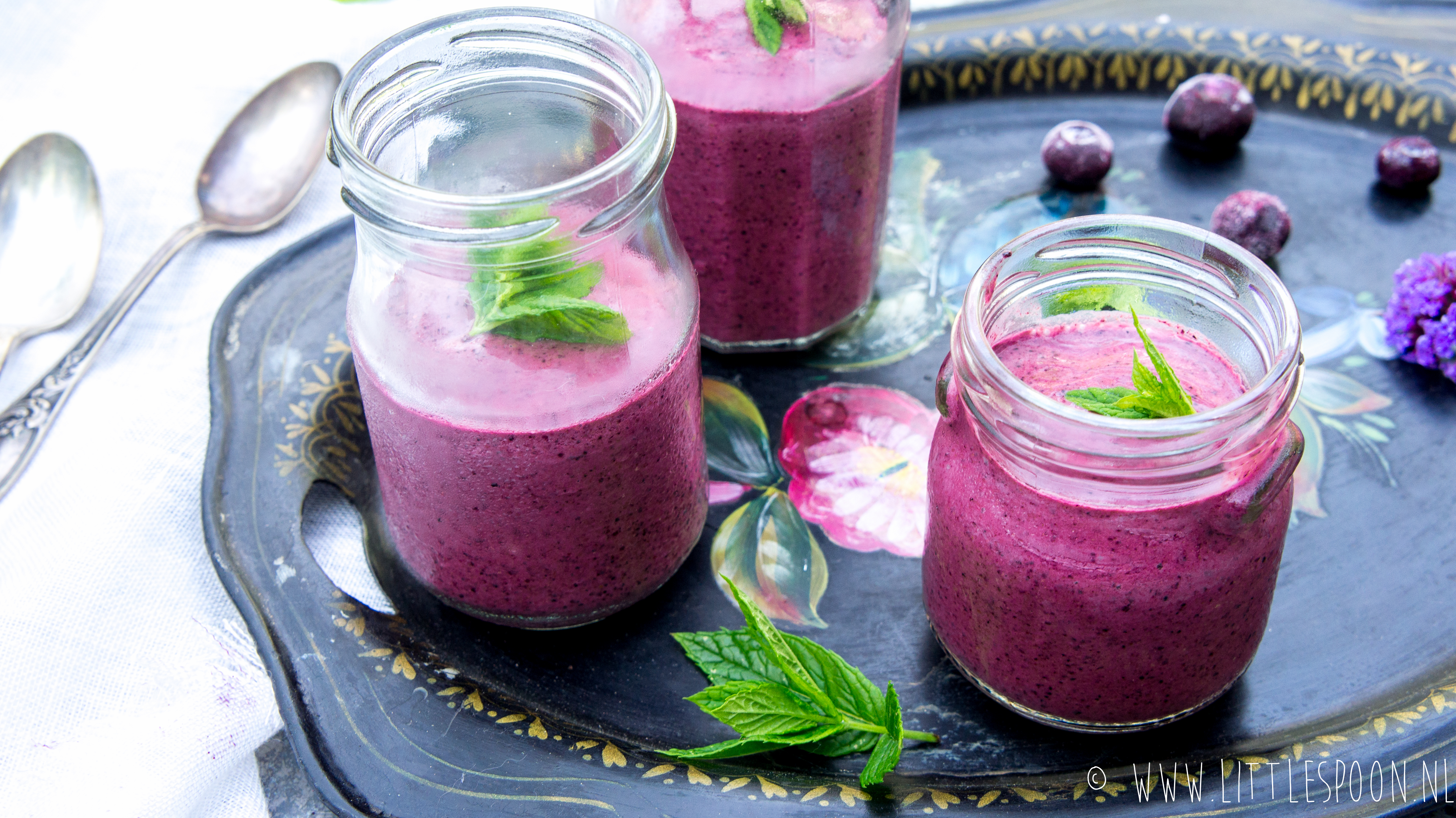 Ontbijtsmoothie met blauwe bessen, rauwe chocolade en honing