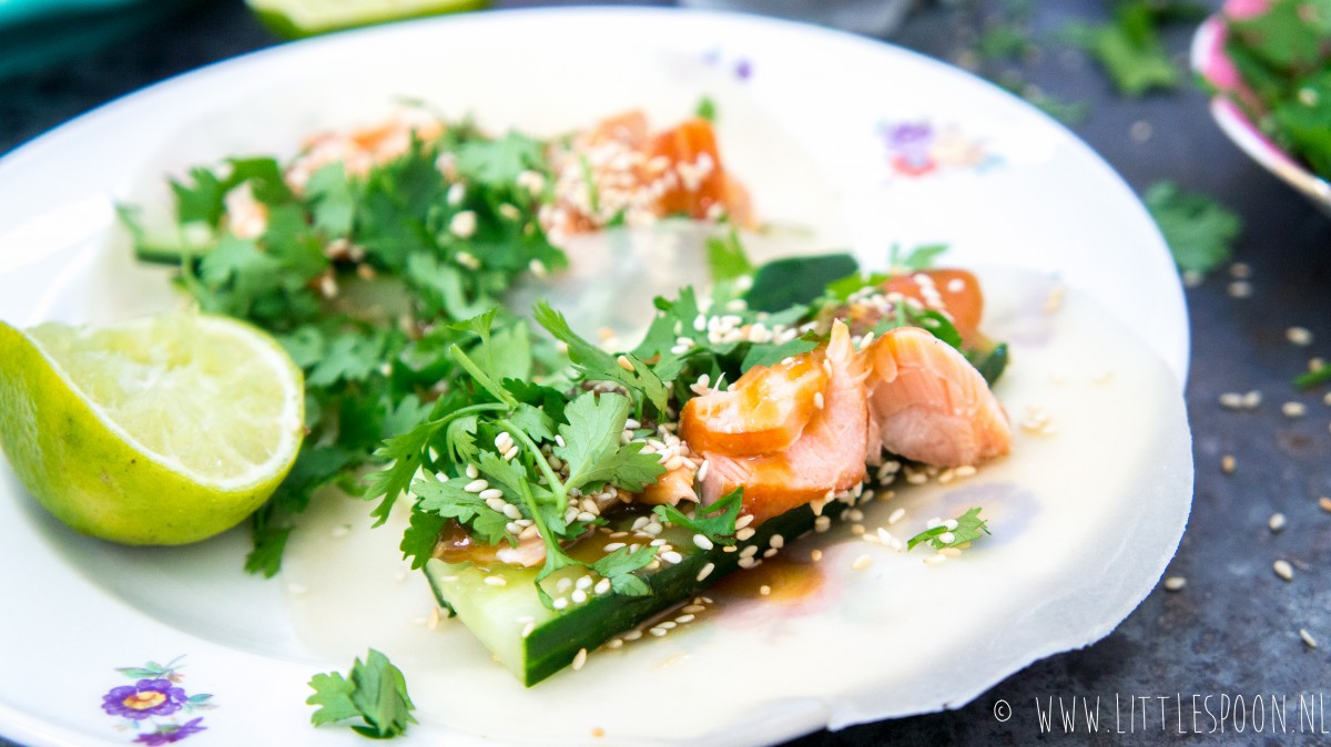 Chinese pannenkoekjes met gerookte zalm en hoisindipje