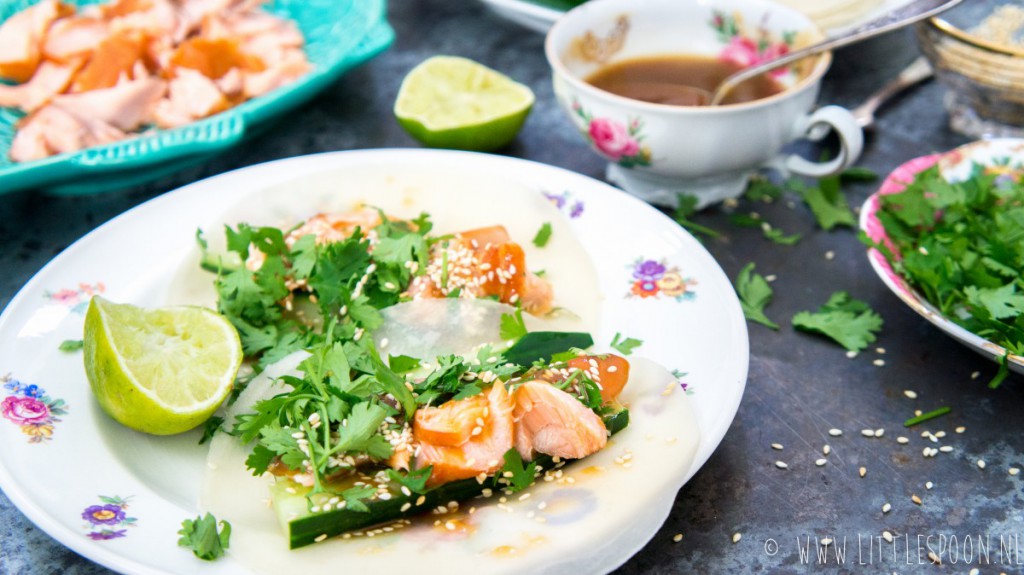 Chinese pannenkoekjes met gerookte zalm en hoisindipje