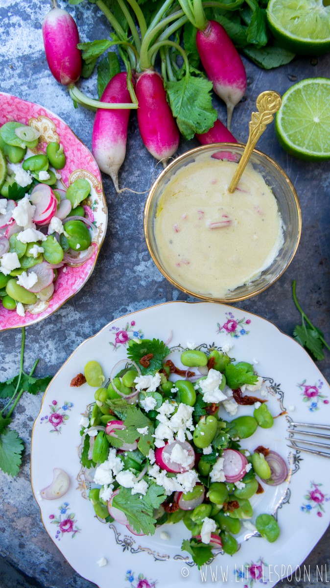 Tuinbonensalade met radijs, feta en tahindressing