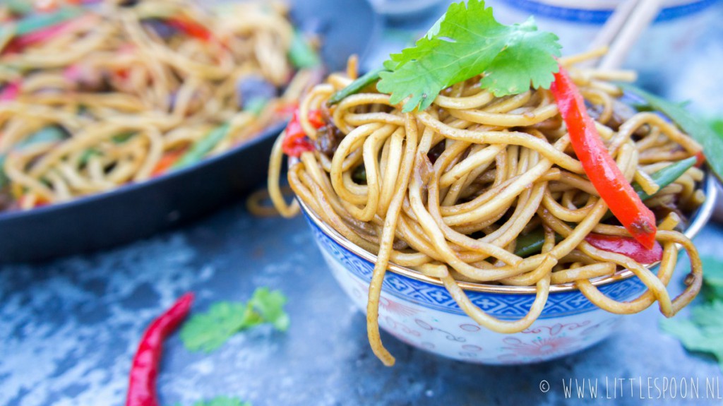 Vega lo mein // gewokte noodles met groente