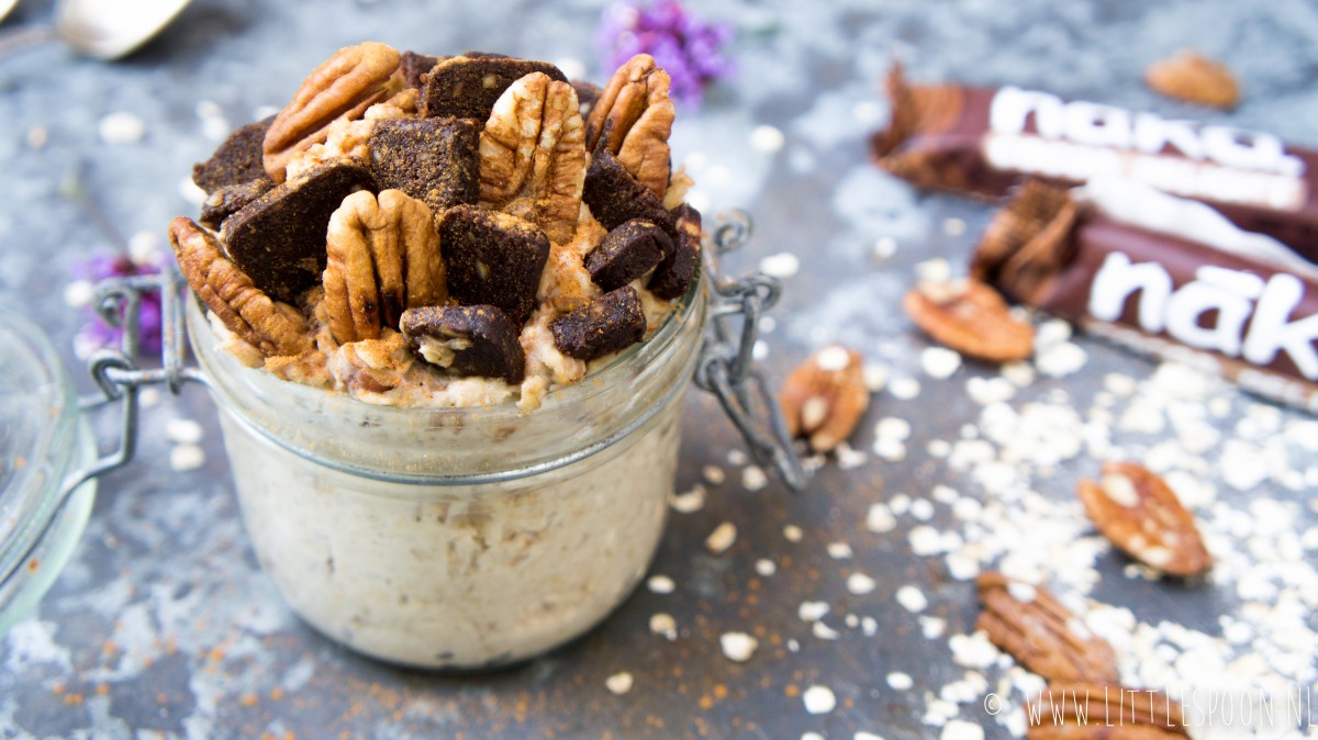 Warme overnight oats met stukjes Nakd bar