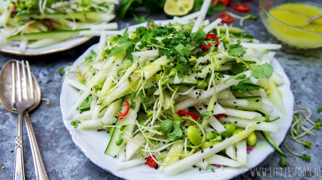 Salade met koolrabi, komkommer, sojaboontjes en wasabidressing