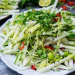 Salade met koolrabi, komkommer, sojaboontjes en wasabidressing