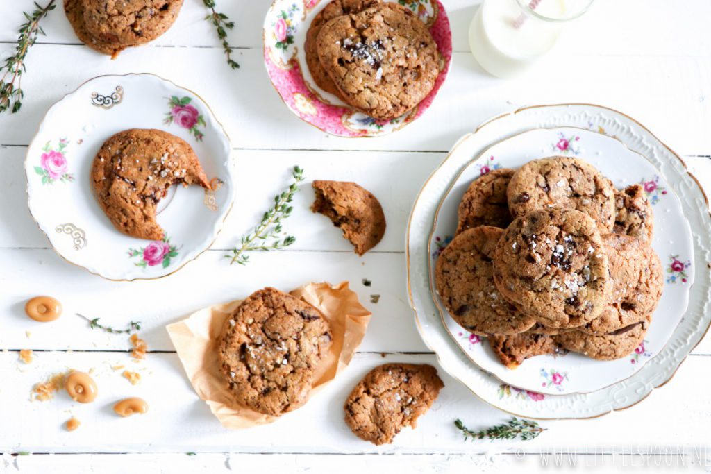 Koekjes met chocolade, pecannoten, toffee en zeezout