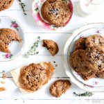 Koekjes met chocolade, pecannoten, toffee en zeezout