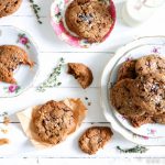 Koekjes met chocolade, pecannoten, toffee en zeezout