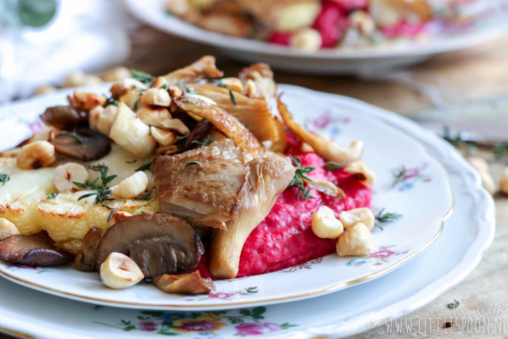 Bloemkoolsteak met geitenkaas, bietenpuree en paddenstoelen