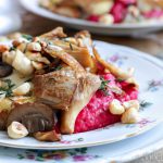 Bloemkoolsteak met geitenkaas, bietenpuree en paddenstoelen