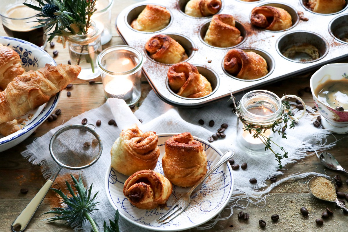 Kaneelbroodjes van croissantdeeg