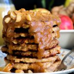 Pannenkoekjes van appel-peer-en gemberpulp met gezonde salted caramelsaus