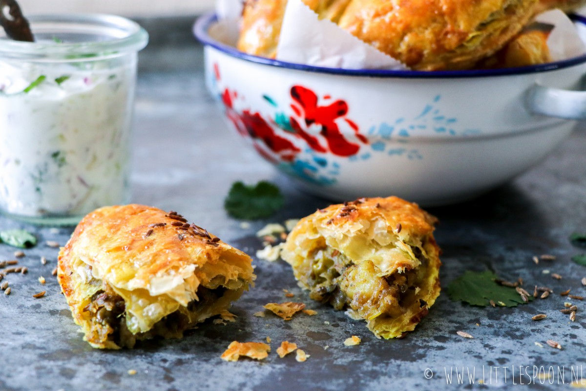 Samosa's met aardappel, doperwtjes en komkommerraita