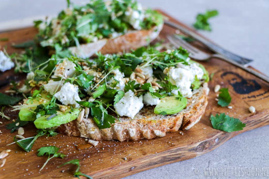 Boterham met avocado, geitenkaas en honing
