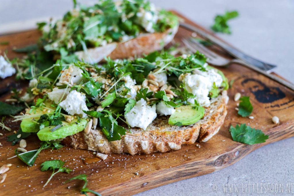 Boterham met avocado, geitenkaas en honing