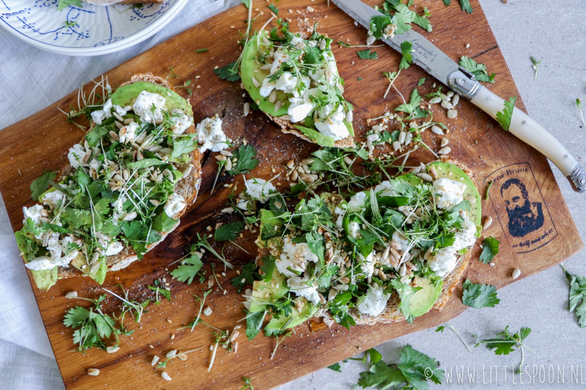 Boterham met avocado, geitenkaas en honing