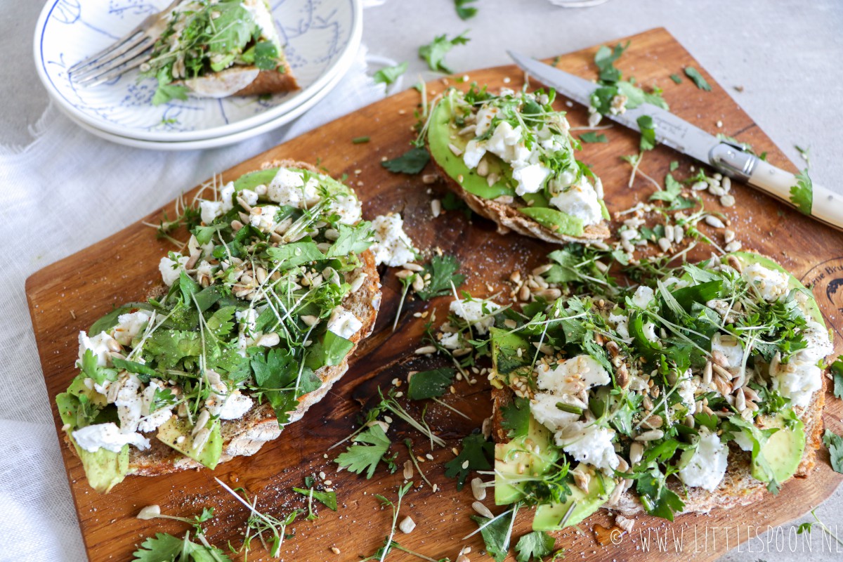 Boterham met avocado, geitenkaas en honing