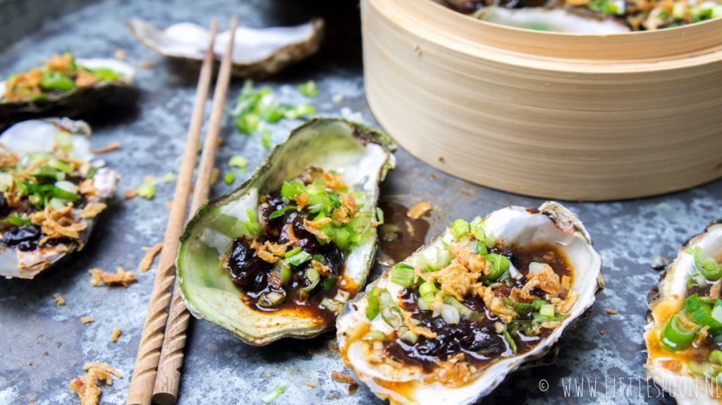 Gestoomde oesters met zwarte bonensaus