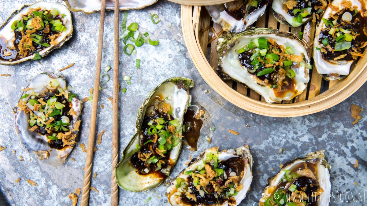 Gestoomde oesters met zwarte bonensaus