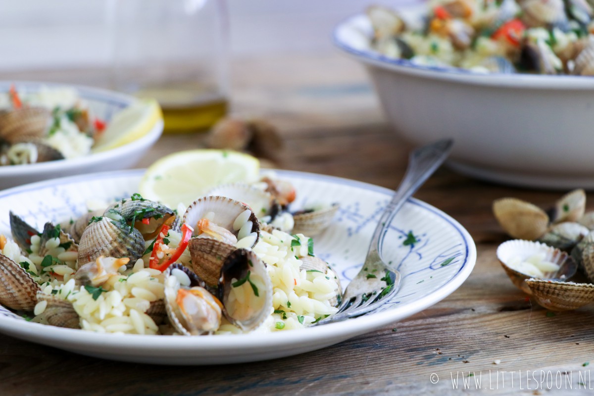 Kokkels met orzo (rijstvormige pasta)