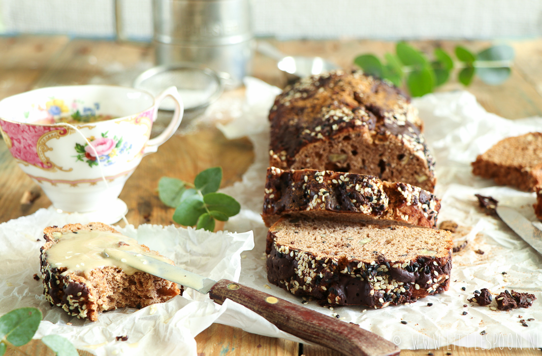 Bananenbrood met kaneel, sesam en pure chocolade