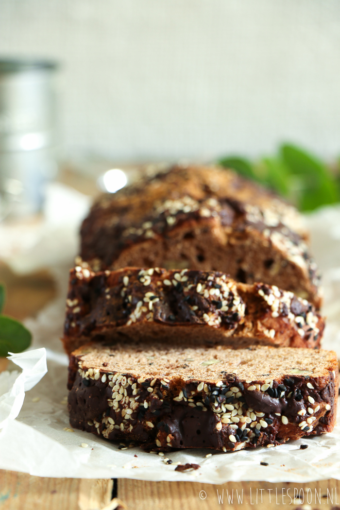 Bananenbrood met kaneel, sesam en pure chocolade